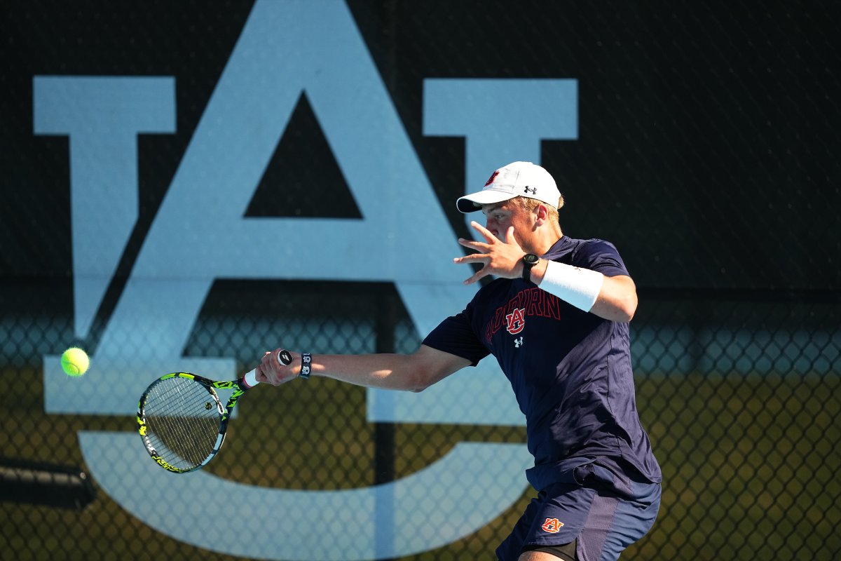 Another point for the Tigers! Billy Blaydes finishes off a comeback win on court 3, 3-6, 6-4, 6-2! Auburn 3 - Texas A&M 2 #WarEagle