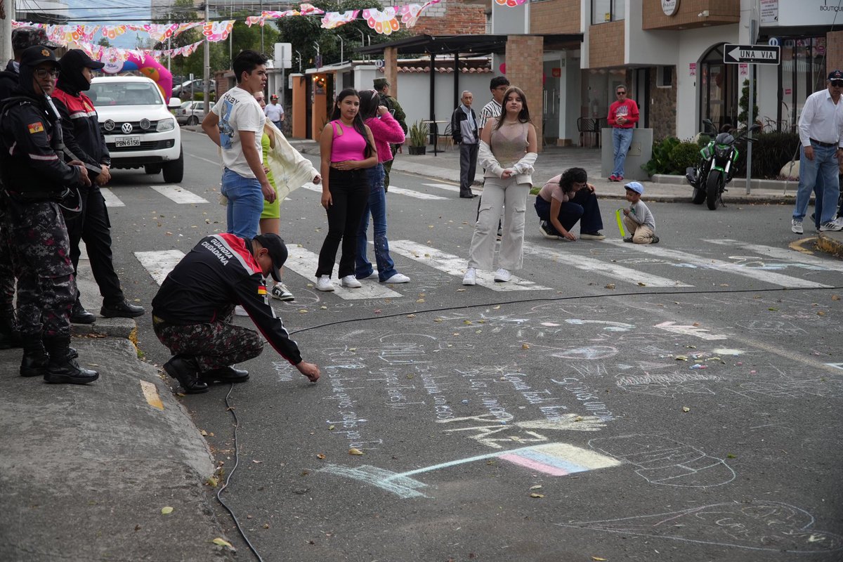 ¡ExpresArte 🎨🧑‍🎨 en las calles de la ciudadela Santa Anita! 

Celebramos a #Cuenca junto a la creatividad de niños y adultos que llenaron de color las calles de este barrio con sus obras de arte. 
#JotaPrefecto
#AzuayBicentenerio
#AzuayEsElDestino