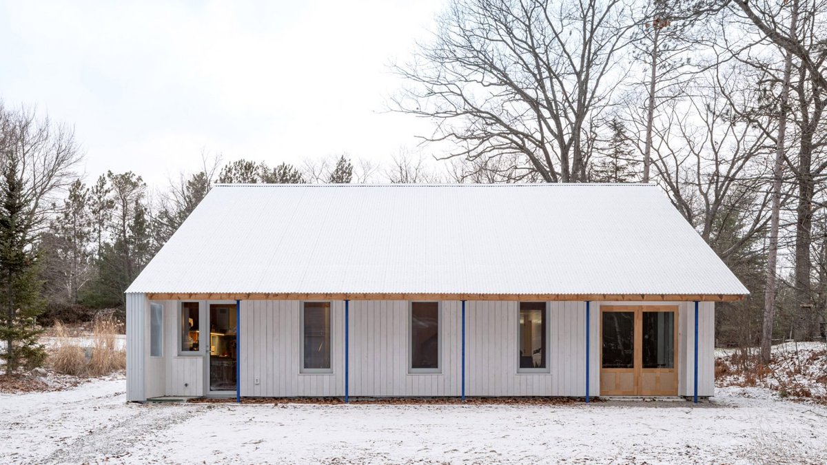 Workshop Architecture Inc has created a prefabricated home in Ontario with an exposed structure and blue-painted element on the interior:
dezeen.com/2024/04/11/wor…