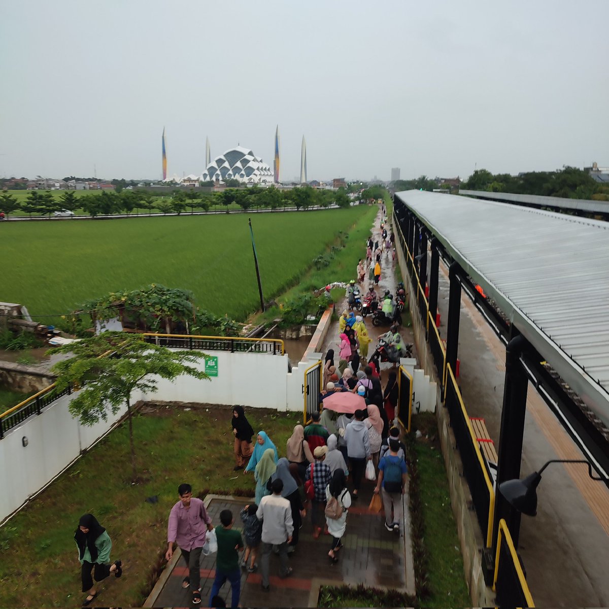 @dishub_jabar @perkeretaapian @KAI121 @kemenhub151 Min, antara Halte Cimekar - Stasiun Cimekar dkt Masjid Al-Jabbar ga mau buat trotoar & kanopi yg layak gitu? Waktu hujan becek krn lumpur. @trotoarian @kabarpenumpang @txttransportasi @jalur5_ @adriansyahyasin @Adrianussatrio