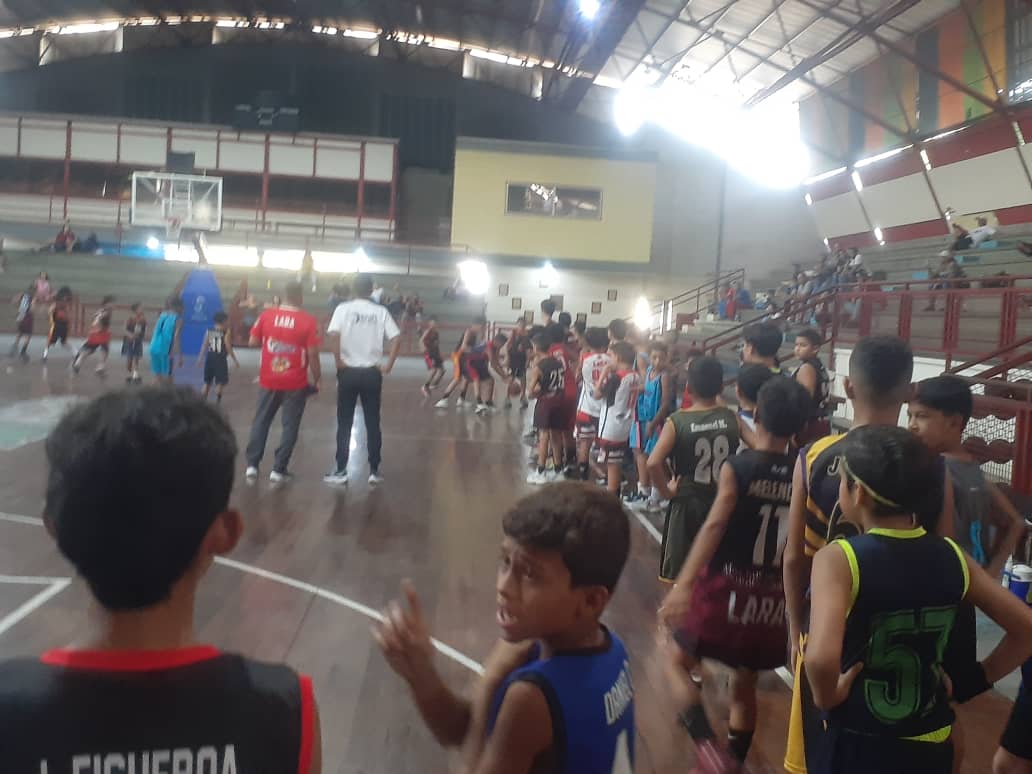 #12Abr | Con normalidad, se desarrolló el chequeo de la selección estadal de baloncesto, en su categoría Sub 12, en el Gimnasio Cubierto 'Napoleón Rodríguez'. Actividades como estás, son parte del resultado de mantener la instalación limpia y operativa. #VenezuelaValient