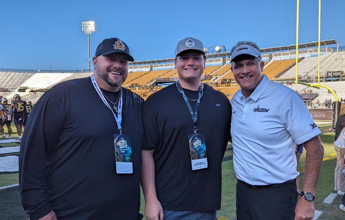 Game is fixing to start and Coach Malhzan came by to visit. Let's Go Knights ⚔️💪🏈🔥 @CoachGusMalzahn @CoachHand @UCF_Football @SSN_UCF @GregDaniels_OL @KHHSFB
