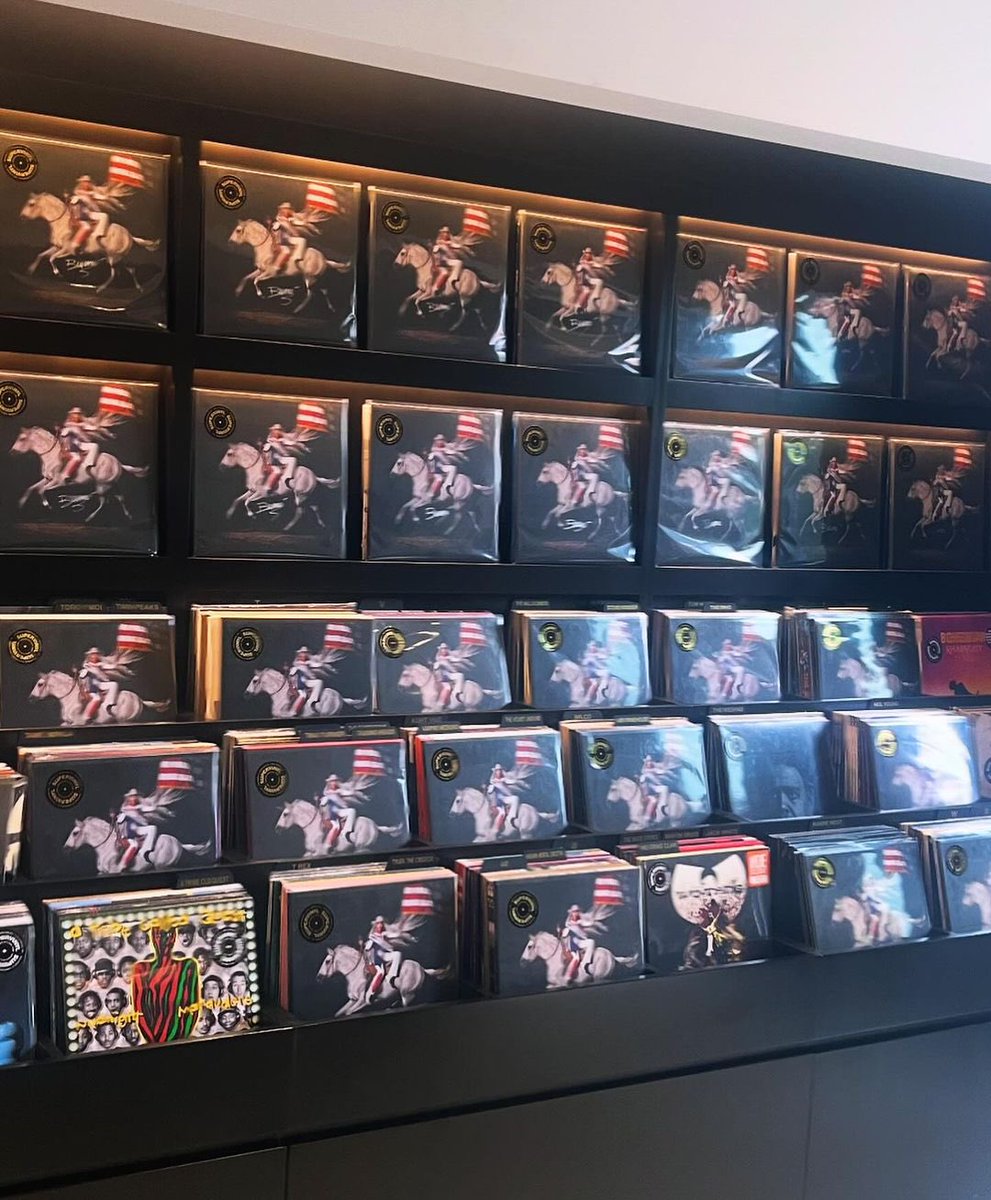 🚨 Beyoncé passou pela loja SUPERVINYL, em Los Angeles, e assinou alguns posters que vem junto ao vinil de edição limitada! Valor do vinil + pôster autografado: 43,78 dólares (225 reais)