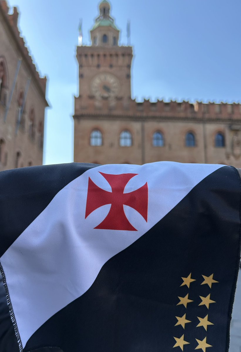 🇮🇹💢 Bolonha é Vasco! Nossa bandeira passou hoje por Bolonha. Terra do molho à bolonhesa e da mortadela. 🍝 Ya que conoces Bolonia, ¿recomendarías algún buen restaurante, @MedelPitbull ? #VascodaGama #Vasco