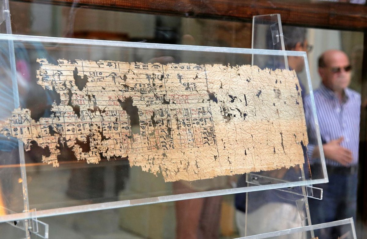 Egipto revela el papiro más antiguo y detalles sobre los constructores de pirámides. En 2016, el Museo Egipcio de El Cairo comenzó a exhibir los papiros más antiguos del país, que datan de hace 4500 años, y que detallan la vida cotidiana de los constructores de las pirámides.…