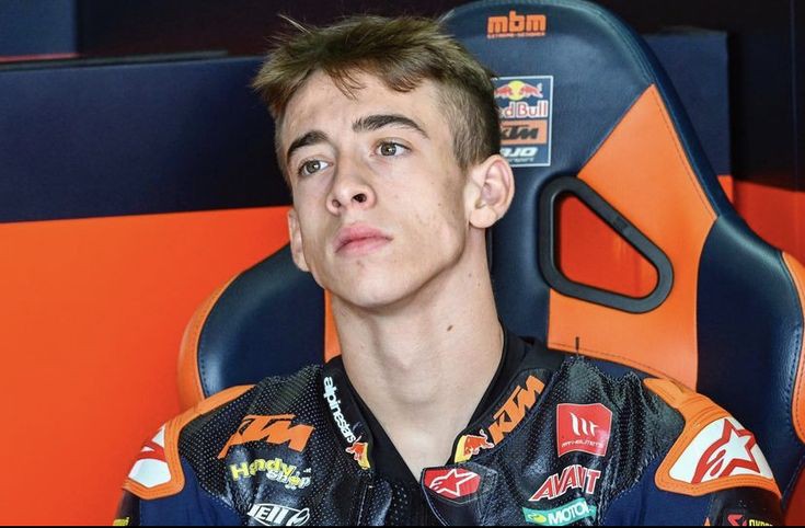 Introducing you all to PEDRO ACOSTA 🦈 the ollie bearman and oscar piastri version of MotoGP! Handsome and young as ollie bearman (hes 19years 319days old) and fast moto3 to MotoGP career like oscar piastri (he was moto3 youngest winner in 2020 in his rookie season)