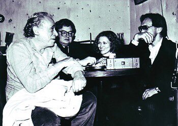 Roger Ebert drops by the Barfly movie set, sat between Charles Bukowski and Faye Dunaway. Ebert loved the film, including it in his year’s best when it came out in 1987.