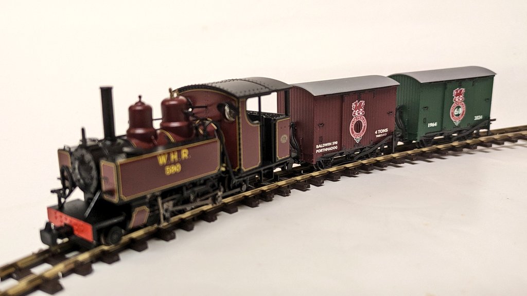 Here's #Bachmann @BachmannEurope #Baldwin 590 with our special limited edition 009 #Peco @PECOstreamline #narrowgauge box vans.

Come and explore our wonderful shop in #Porthmadog #Gwynedd #Cymru #Wales 🏴󠁧󠁢󠁷󠁬󠁳󠁿🇬🇧🇪🇺😉👍

whr.co.uk/info/shop/