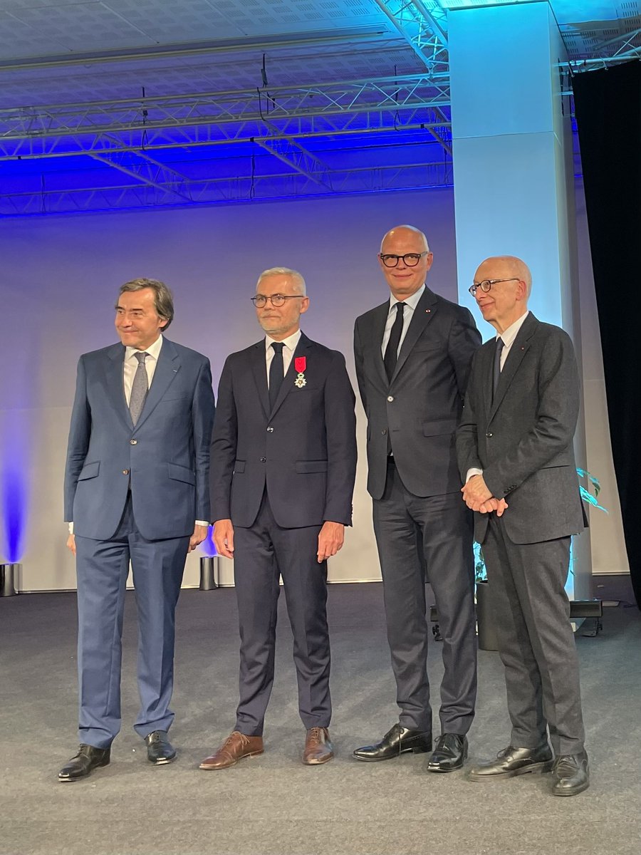 Ce soir, à l’hôtel du département, Christophe Bouillon a été décoré de la Légion d’honneur. Le président Bertrand Bellanger a pris la parole, suivi du maire honoraire de Rouen Yvon Robert puis de l’ancien Premier ministre et maire du Havre Édouard Philippe, qui a remis les…