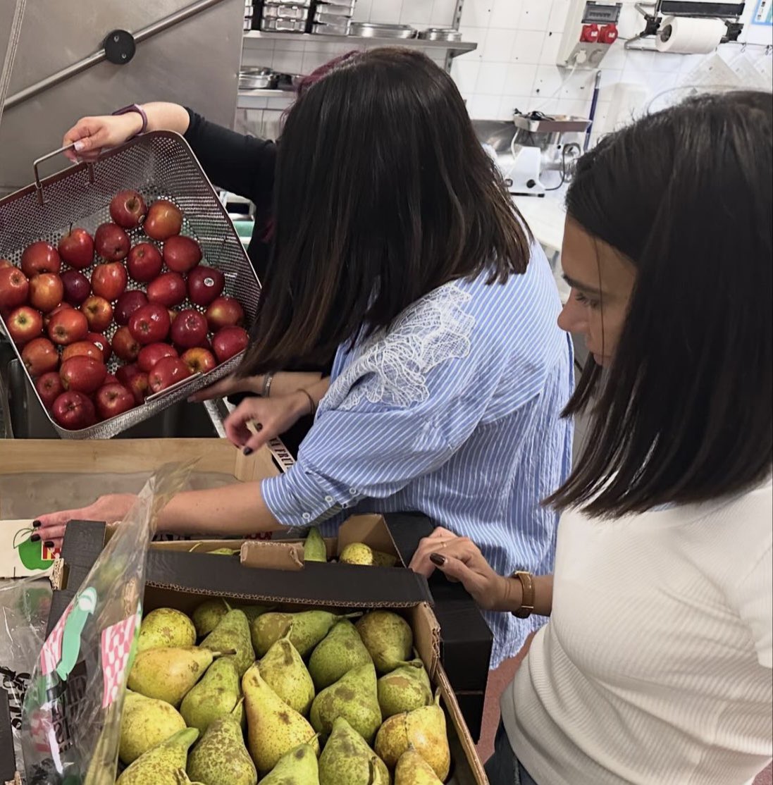 Aquest és el supergrup de mares voluntàries d’avui! Moltes gràcies a totes! #somosjesusmaria i avui per berenar mengem pera i poma🍏🍐🍏🍐!! #menjambonritme. Un any més adherits al Programa de fruita i hortalisses a l’escola. 🍊🍐🍎🍌<a href="/gencat/">Generalitat de Catalunya</a> #somosjm