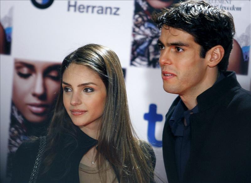 ¡Rompe el silencio!😅💔 La ex esposa de Kaká, Caroline Celico reveló que se separó del brasileño porque era muy perfecto para ella. “Siempre me trató bien, me dio una familia maravillosa, pero yo no era feliz, algo faltaba. El problema es que él era demasiado perfecto para mí”.…