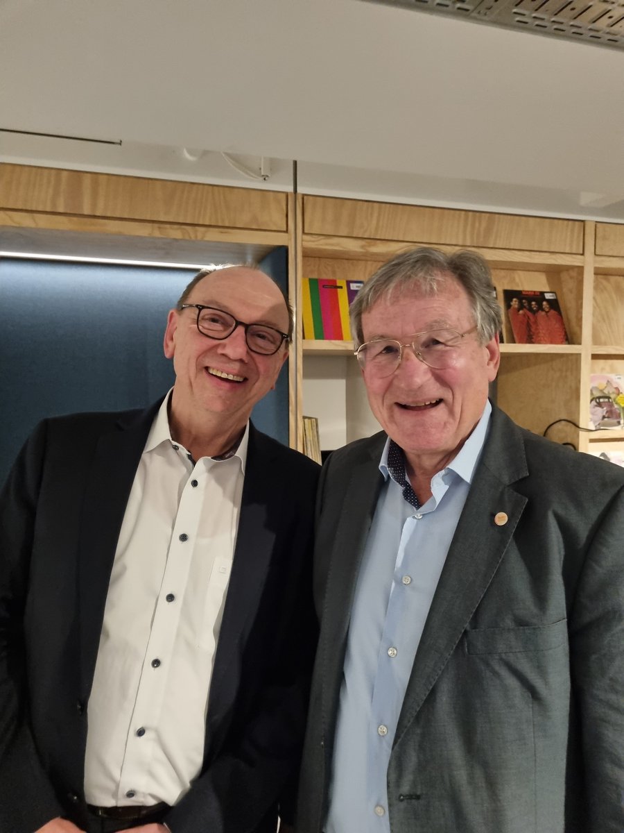 KlausWicher's tweet photo. Verabschiedung von Jens Stappenbeck, Geschäftsführer der AGFW. Alles Gute und viel Glück für Deinen neuen Lebensabschnitt. https://t.co/uqYSxBIl6A