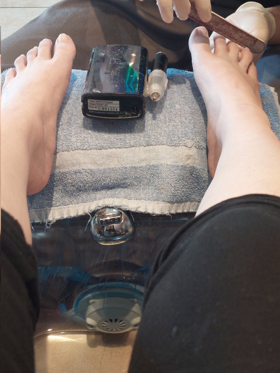 FetishAllyLust's tweet image. Time for a new color!

#pedicure #pedi #colorchange #acrylic #acrylicnails #toenails #toes #prettytoes #prettytoenails #prettyfeet #feet #foot #footfetish #ffc