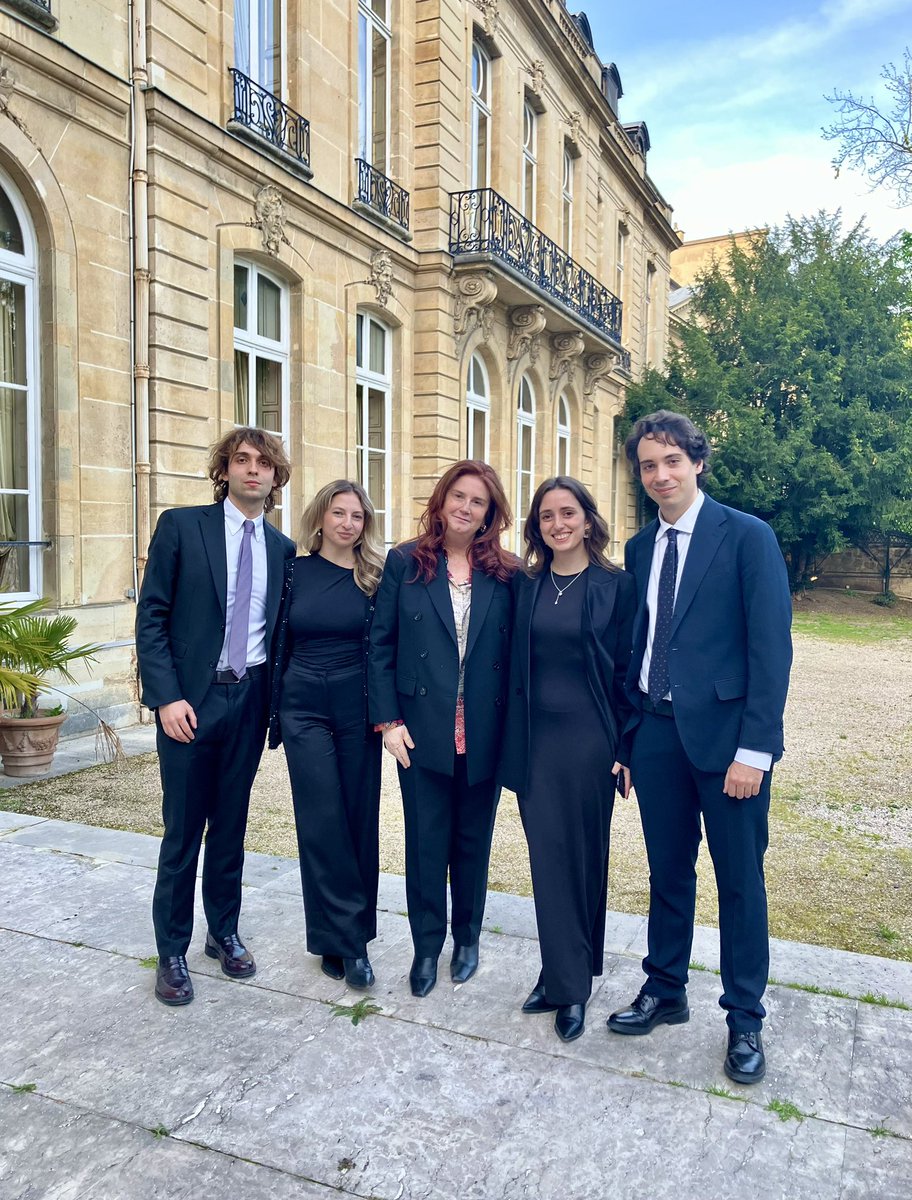 Grazie di cuore ai tirocinanti MAECI-CRUI di @ItalyinFrance per il loro grandissimo contributo alle attività dell’Ambasciata 🇮🇹 in questi tre mesi 🙏🏻 In bocca al lupo per il vostro futuro a Mattia (@Unicatt), Maria (@Unibo), Alessandra (@UniPadova) e Gabriele (@UniLUISS) !