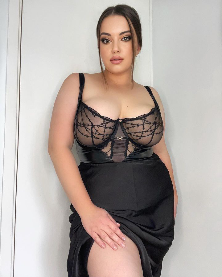 Too hot to handle ❤️‍🔥 how do you style our Tough Love longline bra? ⛓ Hurry! Take a massive 31% OFF now in our Outlet sale 💸