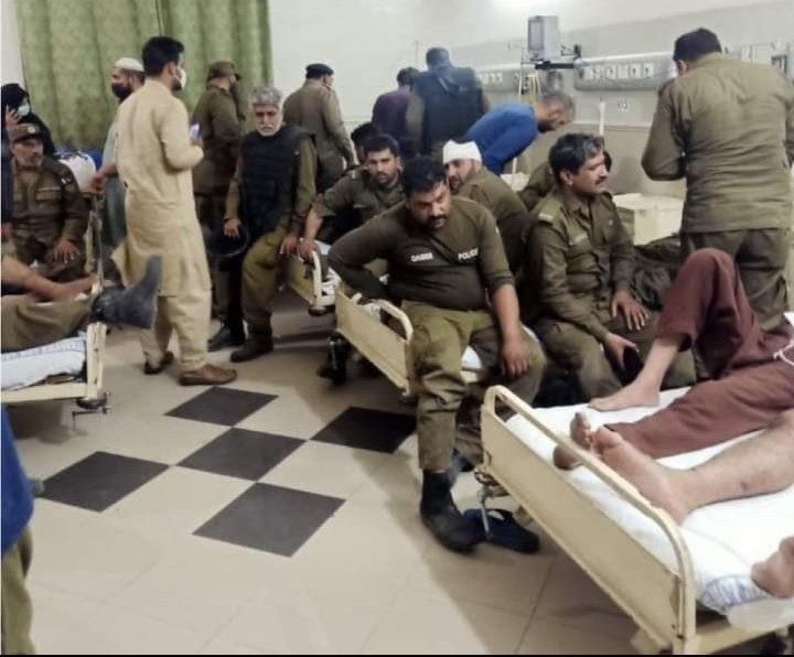 تاریخ گواہ ہے پنجاب پولیس نے پہلی مرتبہ بغیر پیسے لئے صلح کی ہے😂 #Bahawalnagar #سانحہ_بہاولنگر #PunjabPolice