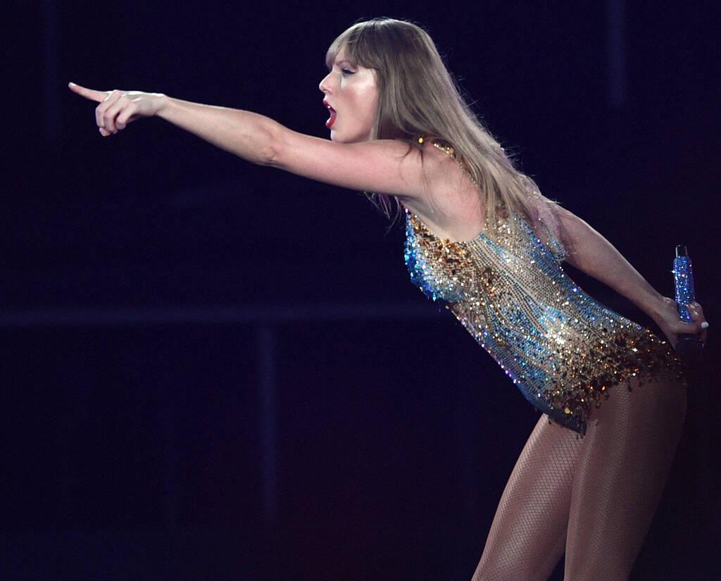 🎶 Seule force d’attraction d’une pop monoculturelle, Taylor Swift exerce un contrôle total sur son histoire et consolide son omniprésence avec un art consommé du centrisme. La success-story d’une lisse americana : bit.ly/4cQZttP