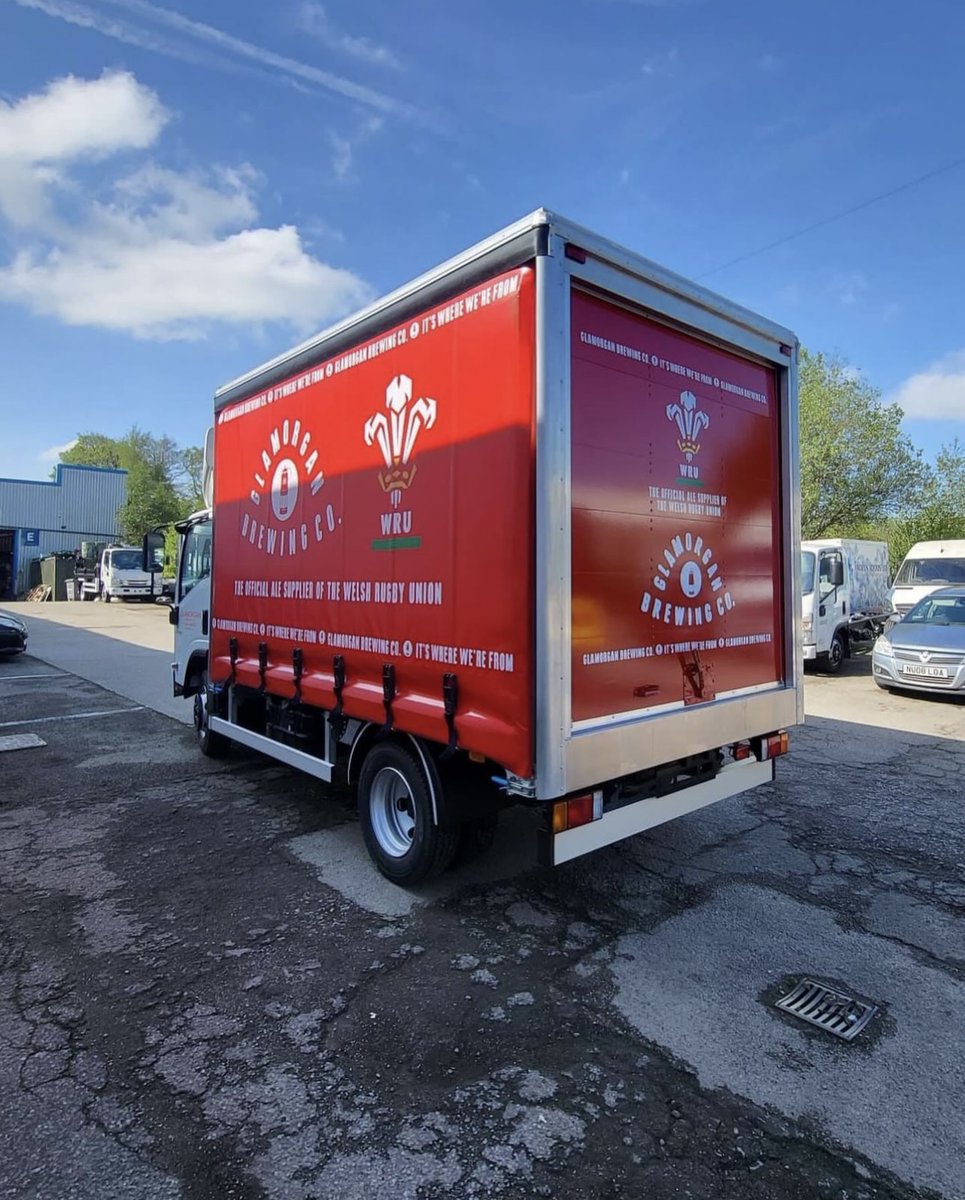 Commercial Motors Wales recently delivered this striking Isuzu N75.150 curtainsider into service with the team at Glamorgan Brewery! 👏 #isuzutruck