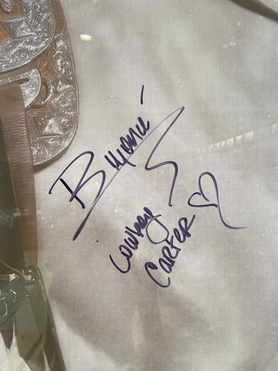 Beyoncé autografou a janela da loja SUPERVINYL, em Los Angeles!