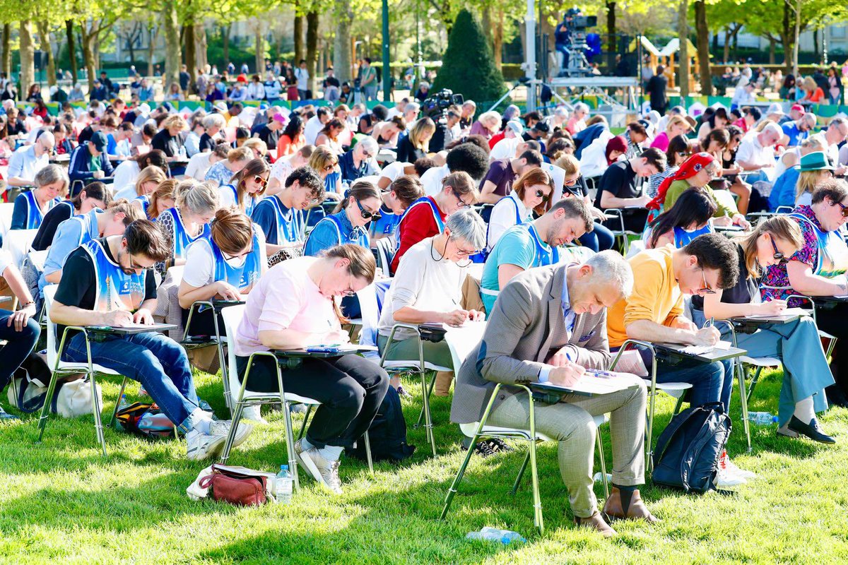 La Grande Dictée des Jeux c'était aujourd'hui ! ✍️ 📖 Félicitations aux centaines de téméraires passionnés qui se sont rassemblés en face de la tour Eiffel afin de se mesurer à cette spécificité française qui nous rappelle la beauté et la finesse de notre langue qui est notre…