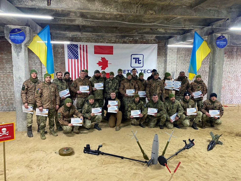 @StateDeptPM & @DeptofDefense team up with #Kosovo to 💪Ukraine's demining & #UXO💥 clearance capabilities. @US_EUCOM training in Kosovo complements ongoing @StateDept effort, which has saved lives by helping field over 500 Ukrainian demining personnel to date. 🇺🇸🇽🇰🇺🇦