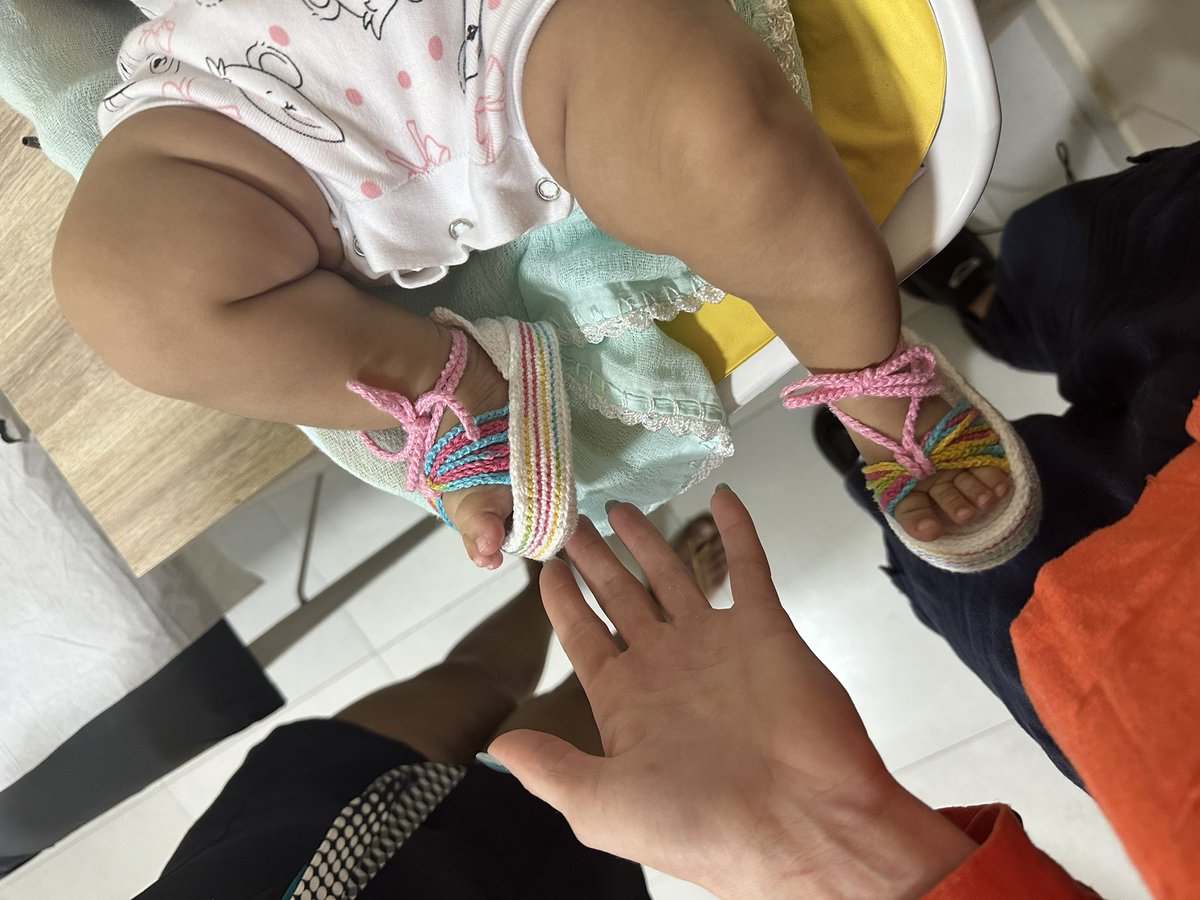simplesmente hoje atendi uma micro diva aos seus 3 meses de vida com sua tamanca que eu mesma usaria. nossa membra mais nova do clã dos sapatos feios!! eu perdi tudo!!!