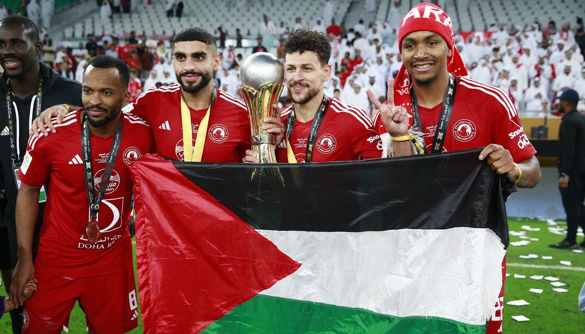 علم #فلسطيــــن حاضر في احتفالات النادي #العربي بلقب كأس السوبر القطري الاماراتي .. بعد فوزه على الشارقة 1-0 ❤️ #العربي_الشارقة