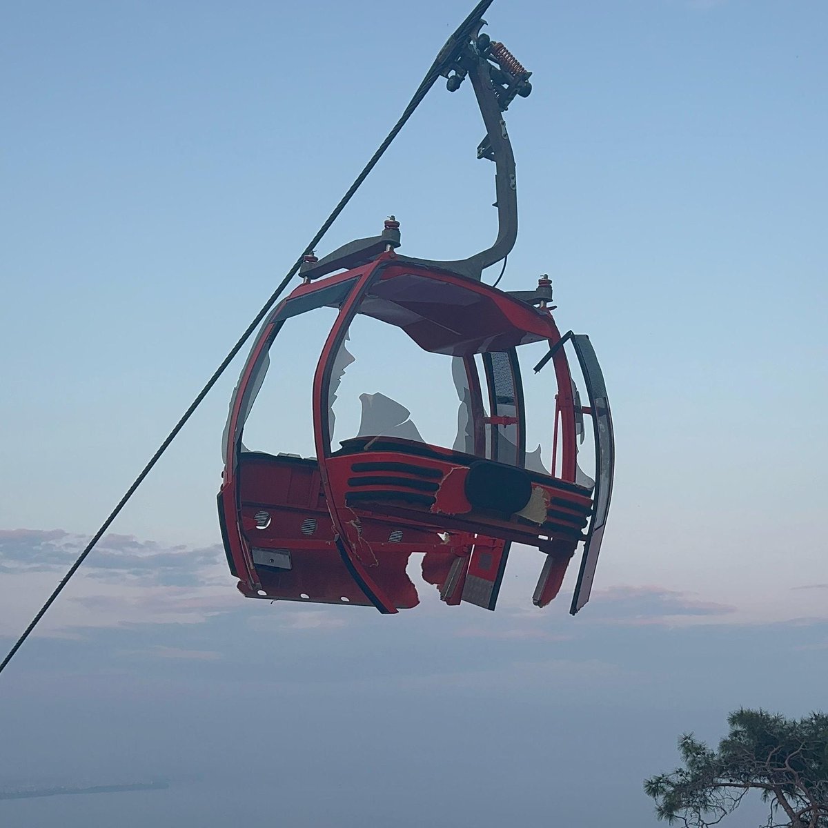 🚠 Hindistan’da veya Türkiye’de mümkün olabilir. 🚠 Metrelerce yükseklikte teleferik kabinine yerinden çıkan direk çarpıyor. 🚨 Faciada 1 kişi can verdi, 8 kişi yaralandı. İstifa var mı? 🛑 Elbette her faciada olduğu gibi yine fâil ya da ihmali olan tek kişi yok.