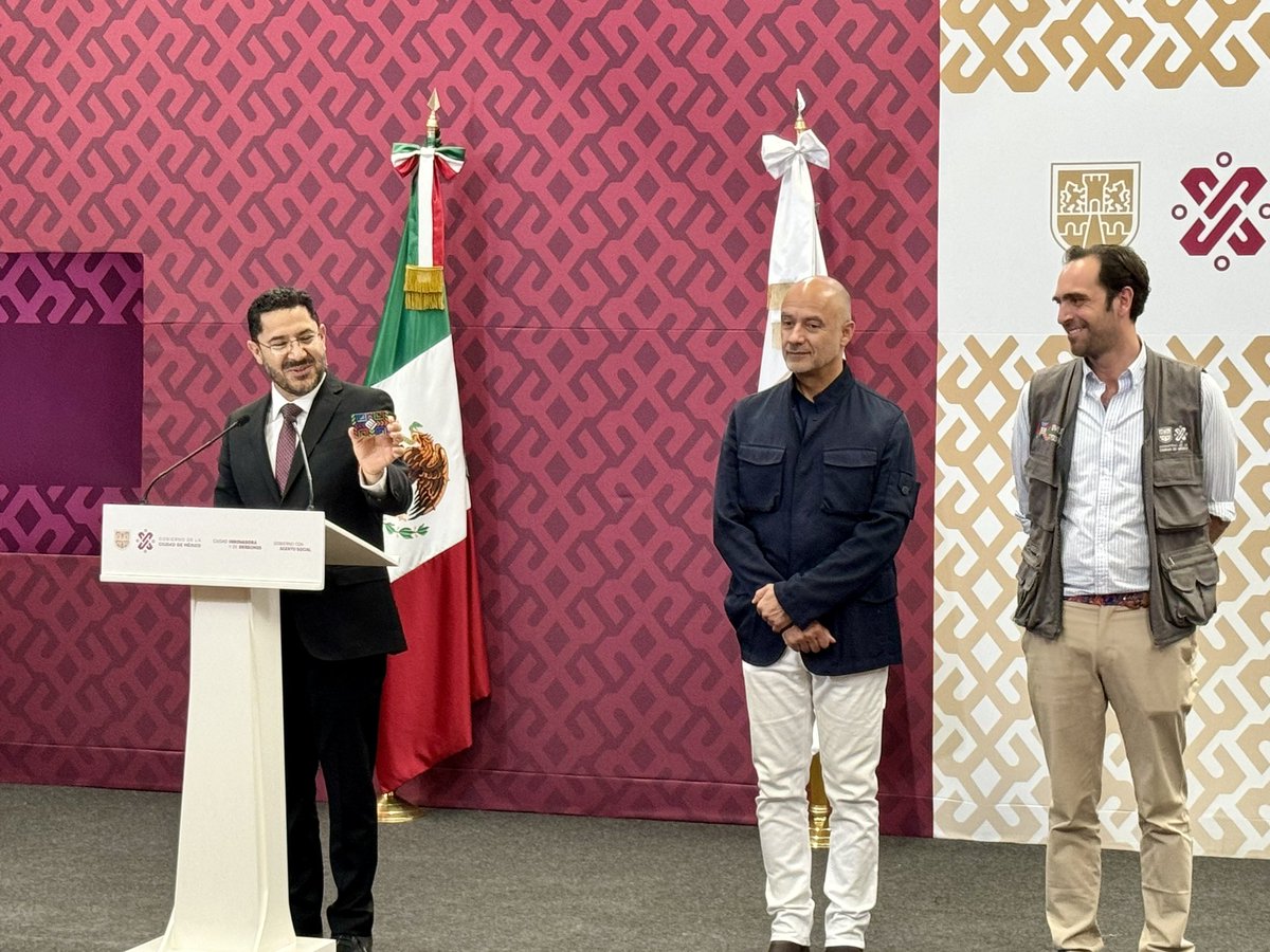 El Trolebús de Aztecas avanza 🚎 Con el Jefe de Gobierno @martibatres y Jesús Esteva de @SOBSECDMX, informamos el proceso de instalación de las estaciones sobre Av. Aztecas en Coyoacán. Se sustituyen 74 viejos microbuses de las rutas 1 y 13 por 28 nuevos trolebuses del @STECDMX