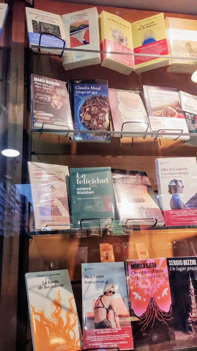 #LibreríasPorteñas En la vidriera de librería Hernández (al lado del cine Lorca), muy bien acompañado, un ejemplar de #LaFelicidad de #IsidoroBlaisten, ve pasar a los flâneurs