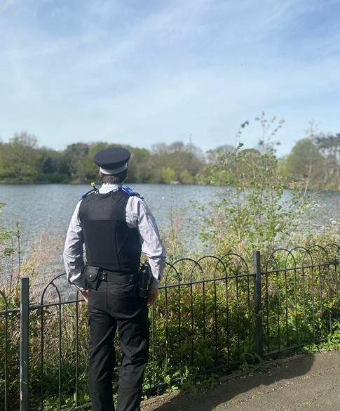 South Norwood SNT were on foot patrol this afternoon in the ward's parks and open spaces to ensure that everyone could enjoy the warm weather.

#SouthNorwood
#MyLocalMet