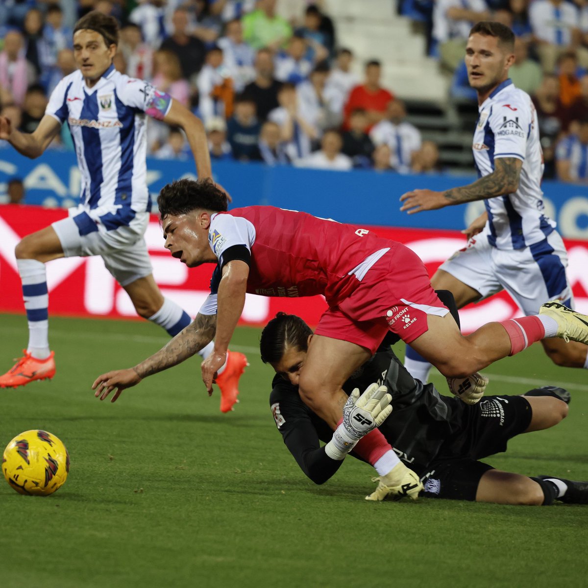 defensade3web's tweet photo. Imagen 1:
Año 2019: Barcelona - Leganés. El VAR dio gol de Luis Suárez.

Imagen 2:
Año 2024: Leganés - RCDE. El VAR anula el penalti a Nico Melamed.

Nunca es el qué, si no el quién. https://t.co/IDUQrBBERv