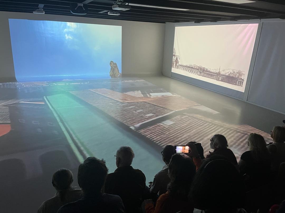 ArquitectUCAB's tweet photo. En el #XPRLab, los invitados especiales, entre ellos 27 arquitectos y dos ingenieros, presenciaron la tecnología utilizada en esta aula y cómo se proyectan las representaciones arquitectónicas en las diferentes caras del espacio en escala real. https://t.co/o8VMSUw5p7
