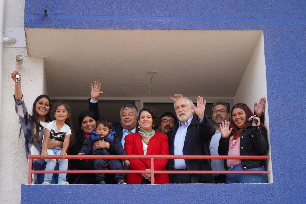 Hoy 10 familias recibieron su vivienda definitiva, en el marco del Plan de Reconstrucción. Son familias de Viña del Mar y Quilpué que optaron a la opción de trasladarse a Limache, comuna que ahora los recibe. Junto al ministro @carlosmontestwt les entregamos sus llaves 🔑