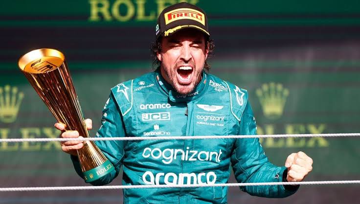 F1Thrace's tweet photo. 💥 FERNANDO ALONSO ASTON MARTİN'LE DEVAM DEDİ!

📌 İspanyol pilot İngiliz takım ile 2026'nın sonuna kadar sürecek bir anlaşma imzaladı.

#F1 #Formula1 https://t.co/qWD4APqvhP