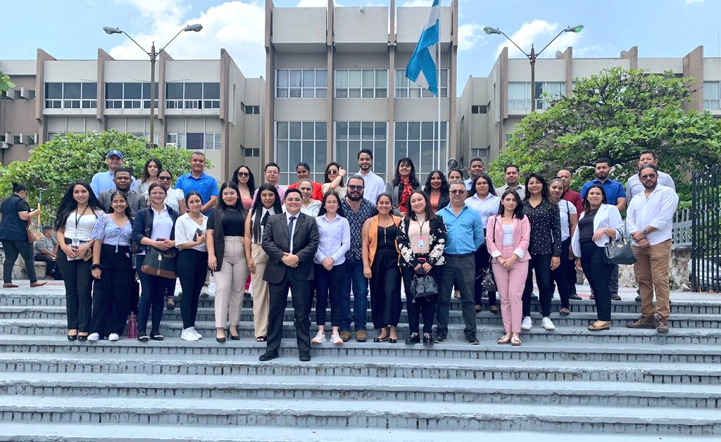 De la clase Procesal Civil I y II de la @UTHEDU visitaron el Centro de Justicia Civil, Juzgado de Familia y Presidencia de la #CSJ para de conocer el funcionamiento de esas dependencias, ellos fueron atendidos por el Magistrado de Corte de Apelaciones de lo Civil Carlos Izaguirre