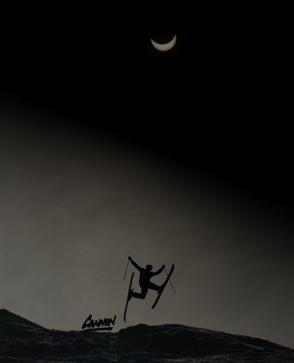 Photo of the Week 📸

A lucky skier on spaceship Earth throws a daffy underneath the 2024 solar eclipse on April 8th. A tremendous shot from our friends at Cannon Mountain, New Hampshire!

// PHOTO: Courtesy of Cannon Mountain // #FREESKIER #ThisIsSkiing