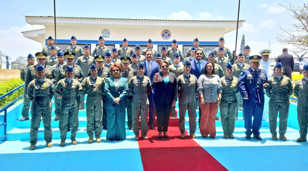 Presidenta del @PJdeHonduras participa en los actos del 93 Aniversario de la Fuerza Aérea Hondureña. poderjudicial.gob.hn/Noticias/SiteP…