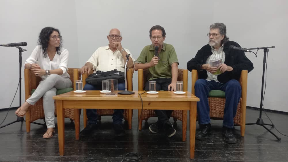 Hoy evocamos a Eduardo Heras en el 1er aniversario d su muerte. Hablamos del gran libro 'Los pasos en la hierba', d la vocación como maestro del Chino, q lo llevó a fundar el Centro Onelio, y d la iniciativa d Fidel d inaugurar c/sus clases Universidad p todos. #CubaEsCultura