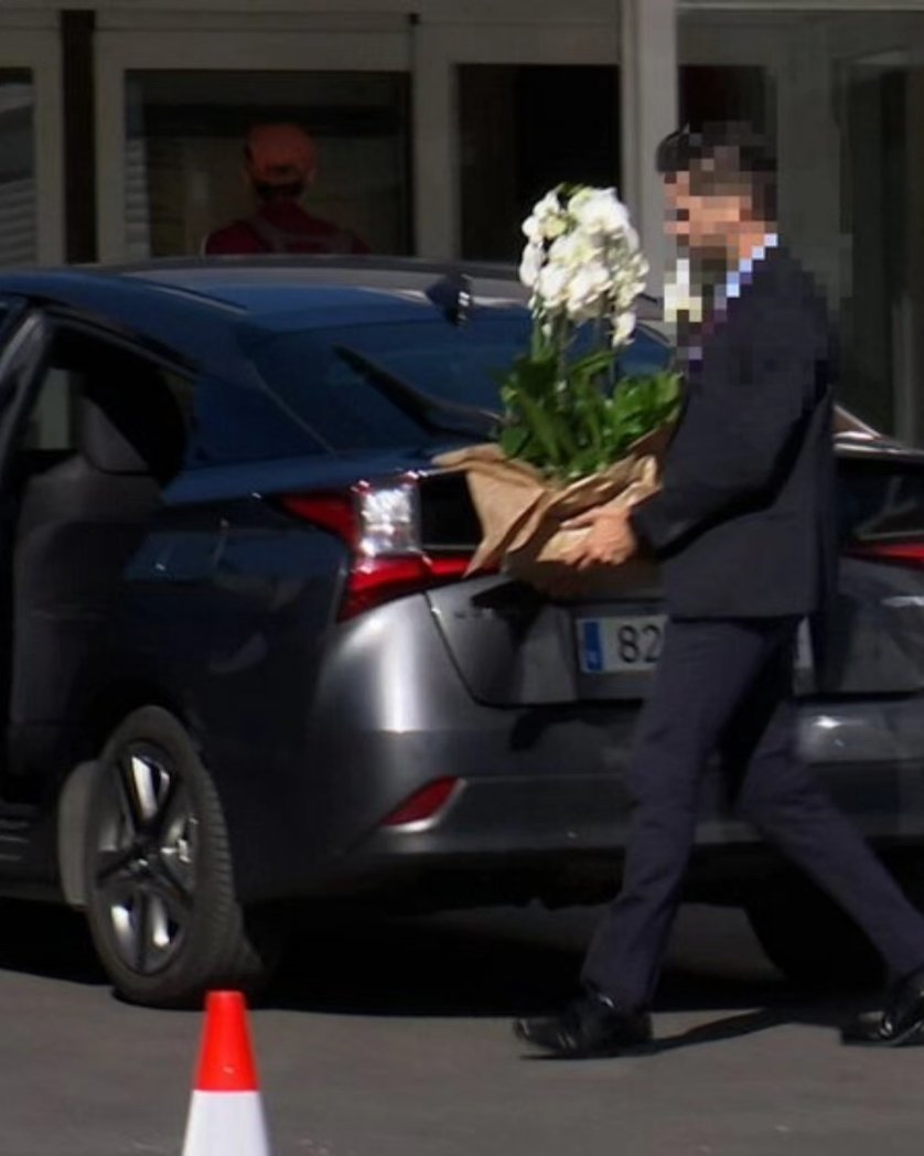 Princess Irene of Greece visited her sister, Queen Sofia, at the Ruber Clinic today following Her Majesty's recent admission. 
Also, Queen Sofia's team was seen loading flowers into a car.
