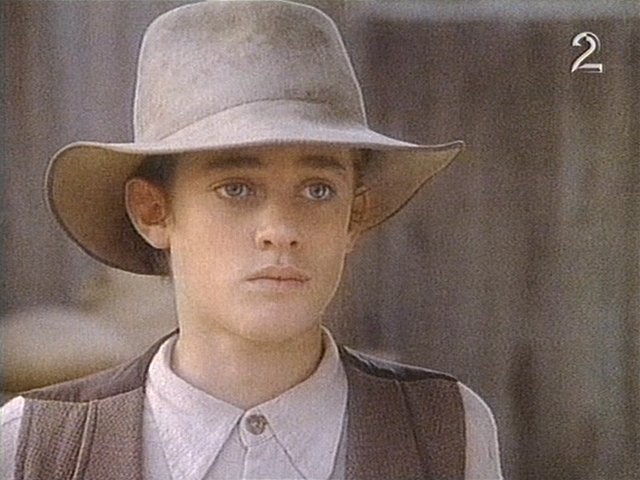 Fondly remembering #ChristopherPettiet, who lost his life to an accidental drug overdose on this day in 2000. He was only 24. ❤ #JesseJames #TheYoungRiders #ForeverInOurHearts #RideSafeJesse #RIPChrisPettiet Screen capture from the #TYR episode #BetweenRockCreekAndAHardPlace.
