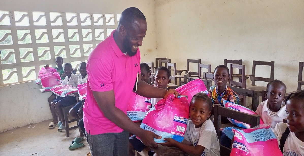 In #Liberia, students and teachers are helping improve access to bed nets to fight #malaria. Read how @PMIgov, with @GHSupplyChain and partners, is supporting the Liberia National Malaria Control Program with school-based net distribution: ghsupplychain.org/news/increasin…… #EndMalaria