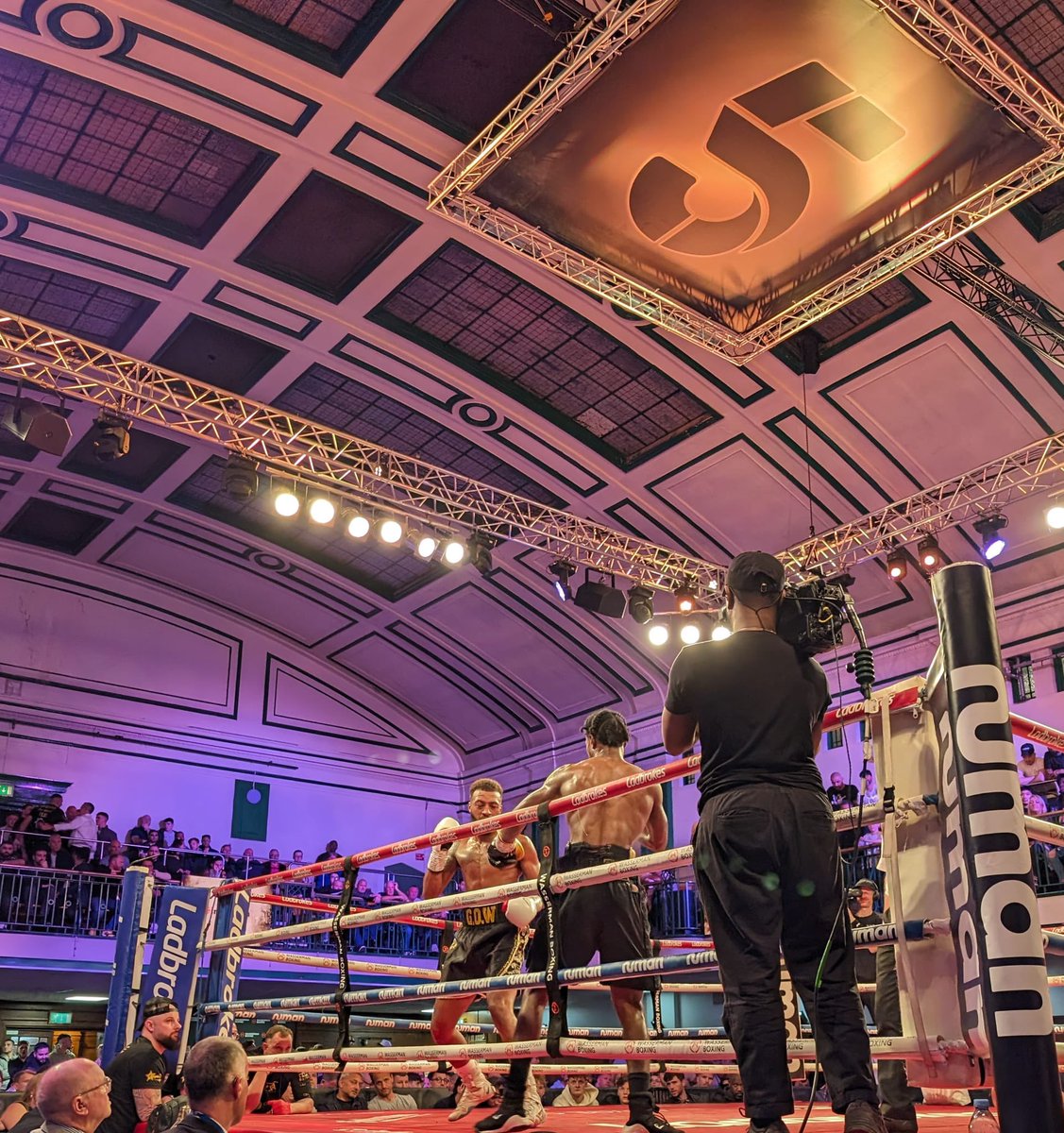 We’re live on @channel5_tv from the iconic York Hall, Bethnal Green from 10pm tonight. Charlie Edwards is on the comeback trail to a world title in the main event. #Boxing #LiveSport #MakeItHappen