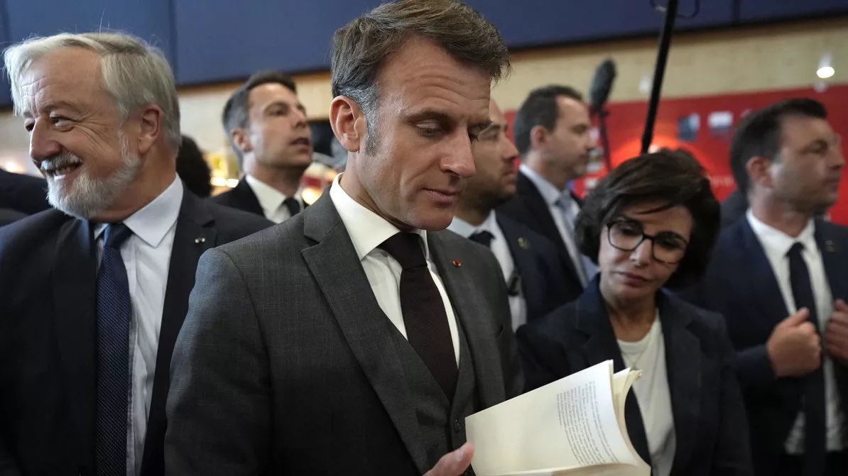 #EmmanuelMacron improvise une visite au #FestivaldulivredeParis lefigaro.fr/langue-francai… via @Figaro_Culture