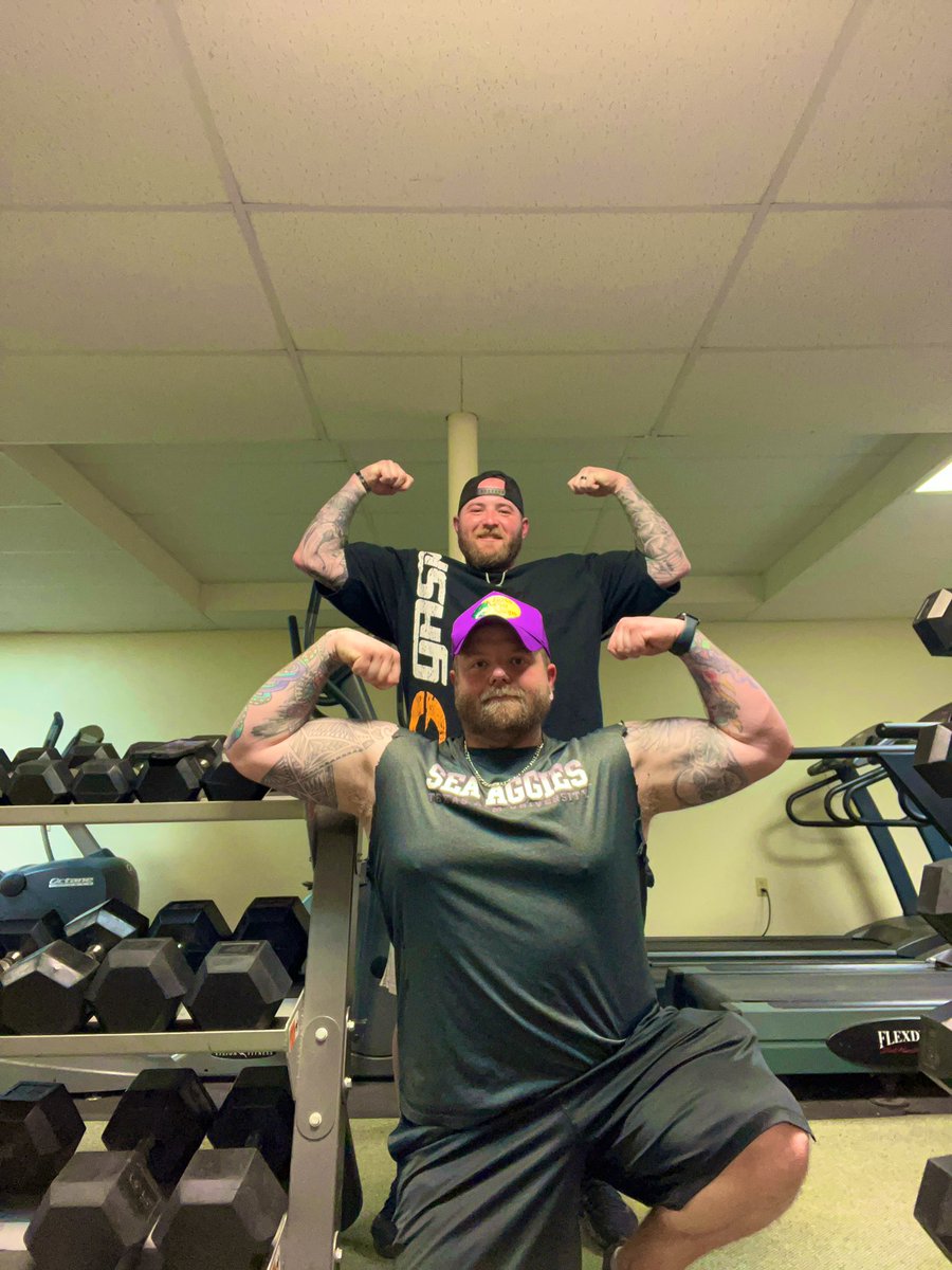 Finally had the chance to get in a workout with my little brother, he kicked my ass 😂 don’t let the big shirt fool you, he’s an absolute monster! Be on the lookout for him in a few years at the @MrOlympiaLLC!