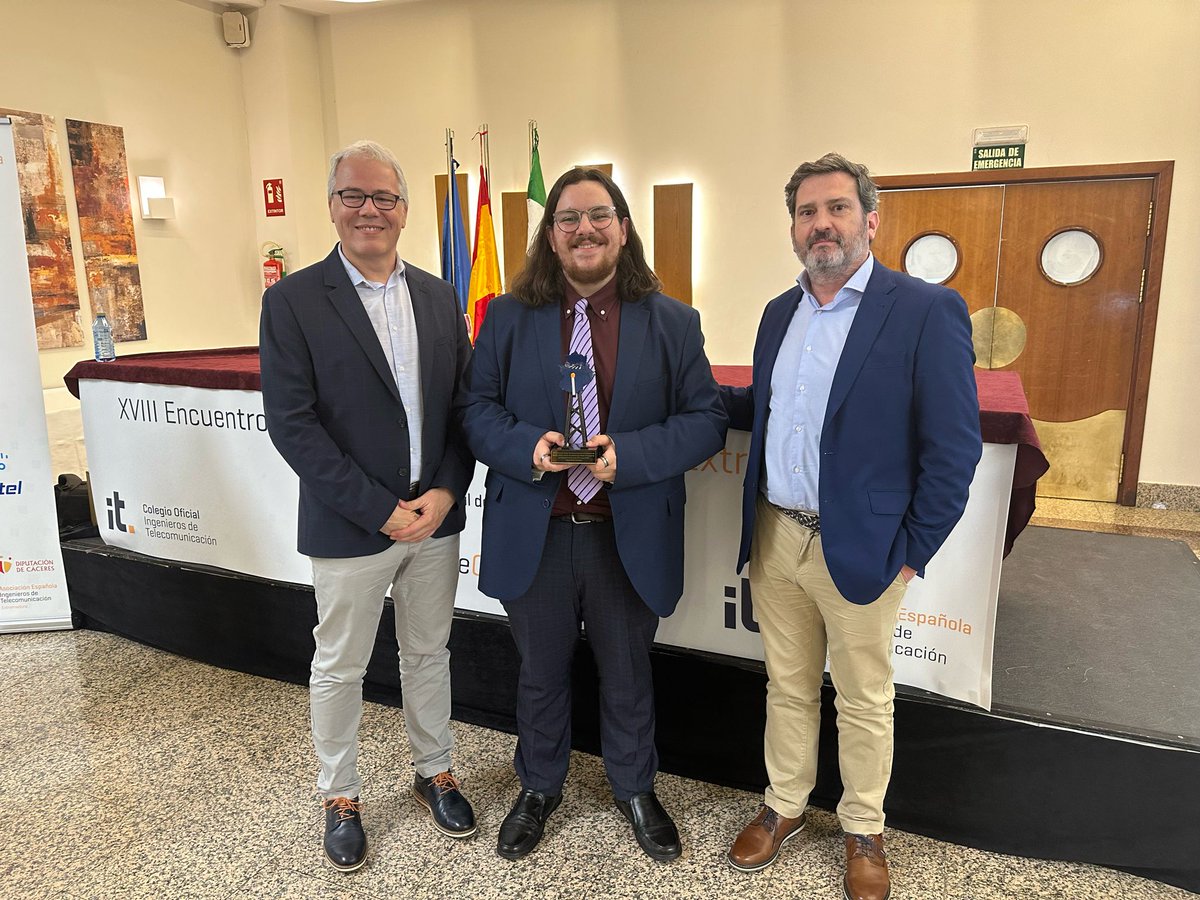 Miguel Baños, Técnico de apoyo a la investigación en la Fundación COMPUTAEX, recibe el premio al mejor expediente del Máster de Ingeniería de Telecomunicación de la UEX. #XVIIIEncuentroTelecoEx