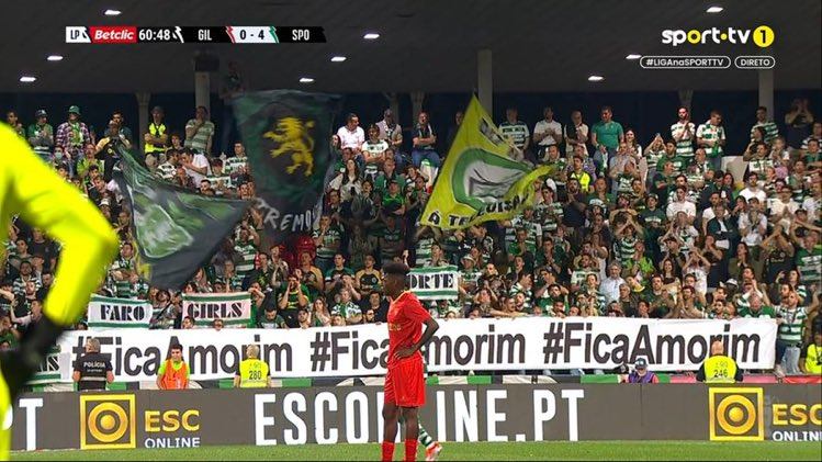 Gil Vicente deplasmanında Sporting taraftarları, 'Kal Amorim' pankartı açtı.