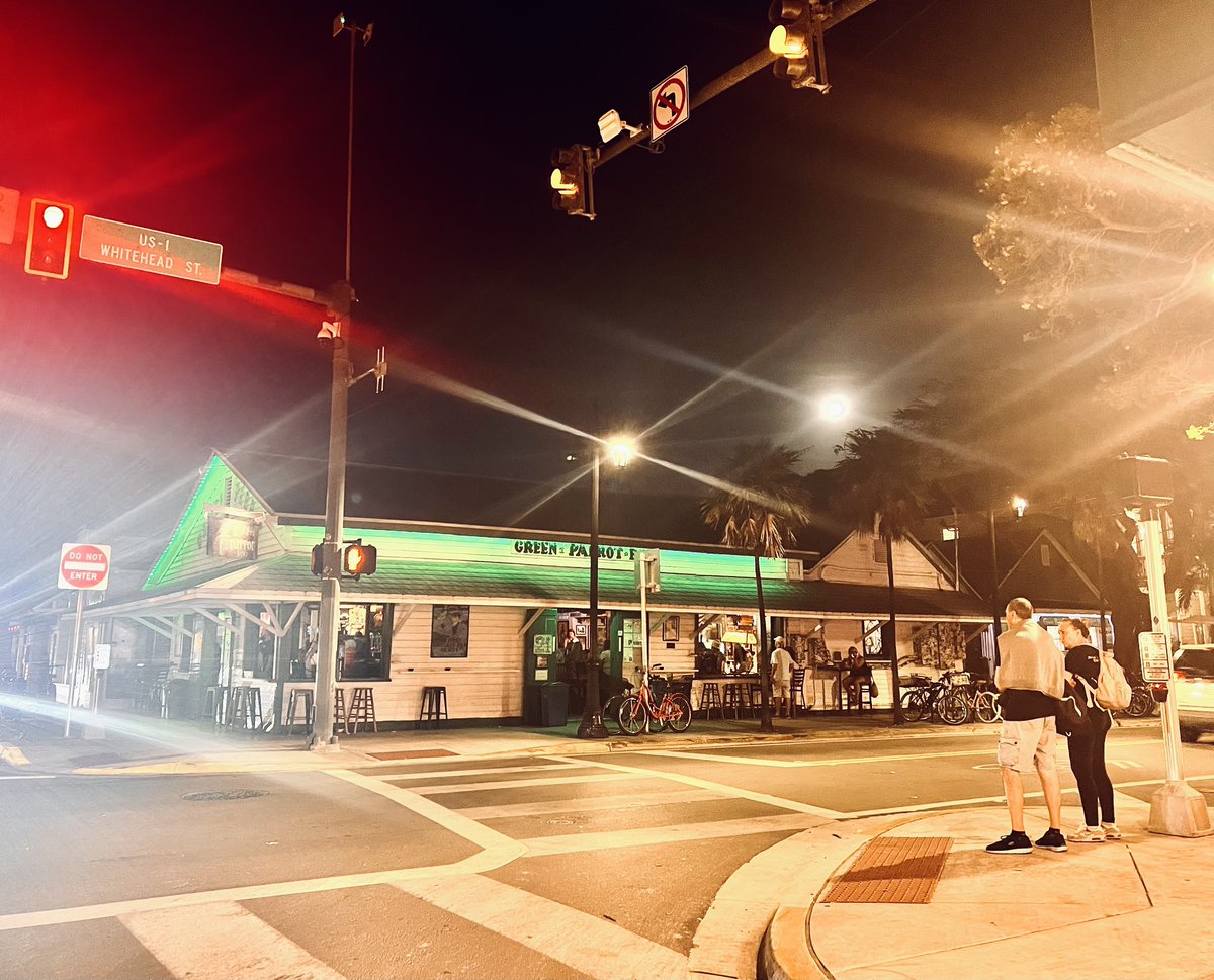 It's Friday night in #KeyWest. Wish you were here! 💃
.
.
.
#flkeys #lovefl #conchrepublic #duvalstreet #oldtownkeywest #florida #keywestvacation #keywesttravel #greenparrot #livemusic