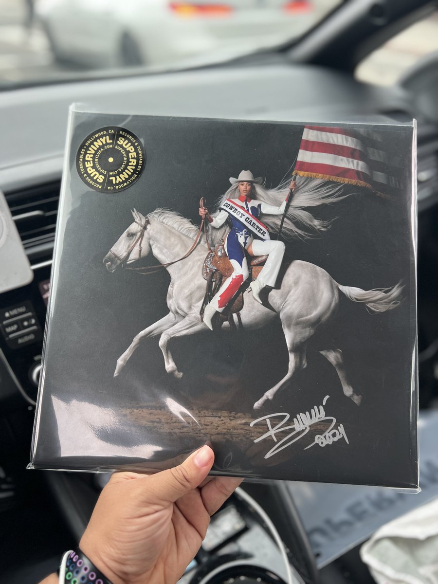 Like I really just got an authentic autographed by Beyoncé #COWBOYCARTER vinyl! 🥹😭🙌🏽 @SUPERVINYLUSA, you all are forever the GOAT for this! 🤠