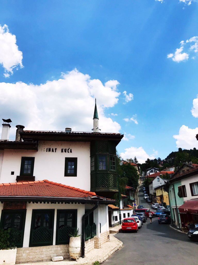 İnat Kuça… Türkçedeki “inat” ile aynı, kuça ise ev demek. Bosna Hersek’teki bu evin hikayesini biliyor musunuz? 
 #BosniaandHerzegovina #sarajevo #inatkuça